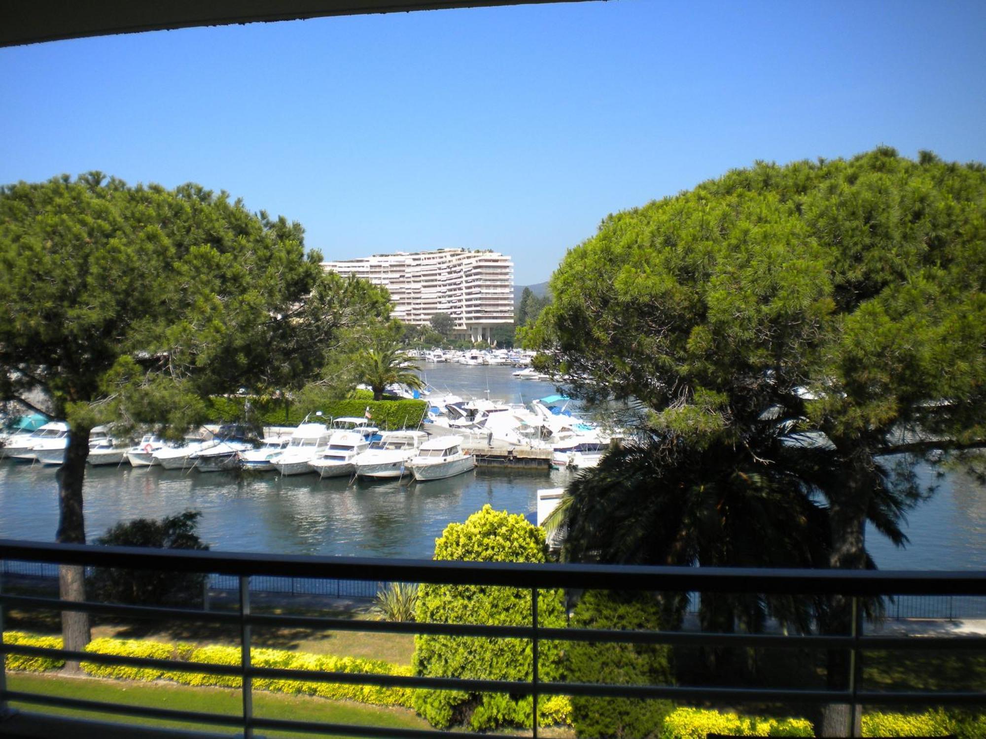 Vacanceole - Residence Carre Marine Mandelieu-La Napoule Exterior photo