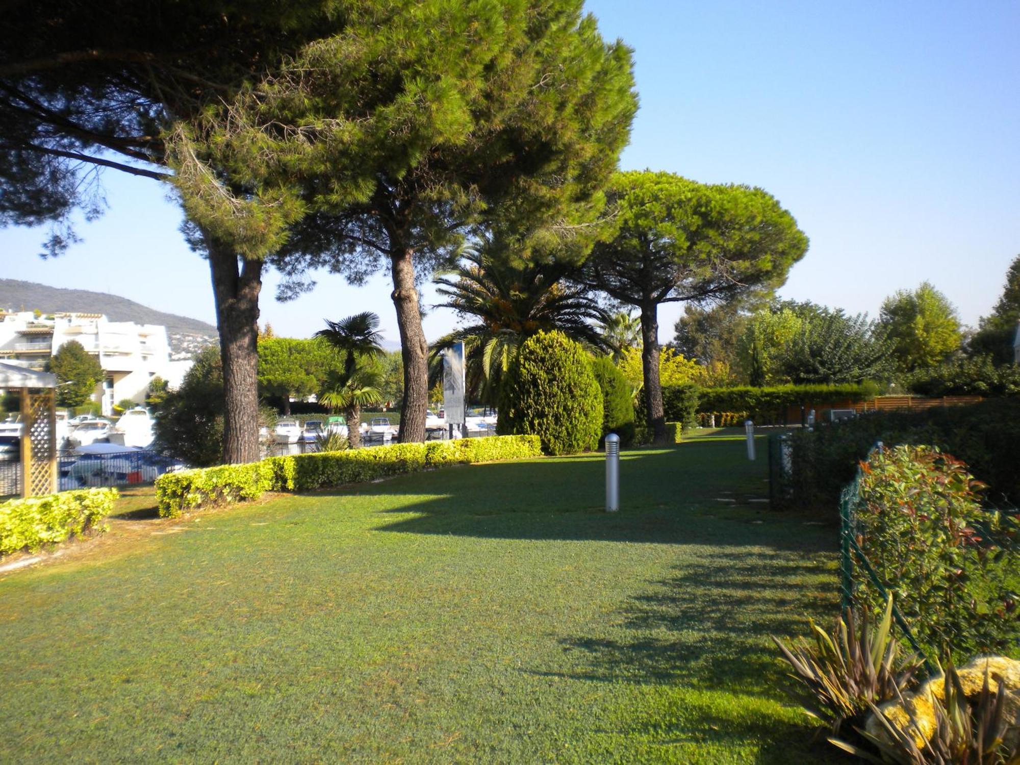 Vacanceole - Residence Carre Marine Mandelieu-La Napoule Exterior photo